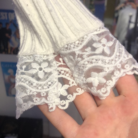 Elegant Cider lace long sleeve top with pearl buttons - Picture 3 of 4